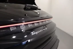 Porsche Taycan Cross Turismo 4S pieno
